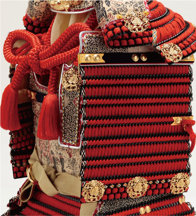 五月人形・春日大社所蔵 国宝模写紅糸威 　梅飾りの大鎧　３２１Ｌ　大鎧本体の大袖の部分