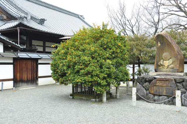 京都　宝鏡寺　人形塚