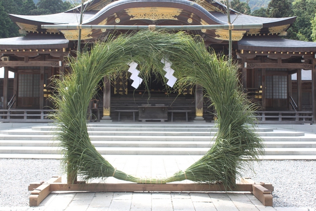 夏の風物詩　夏越しの祓　茅の輪くぐり