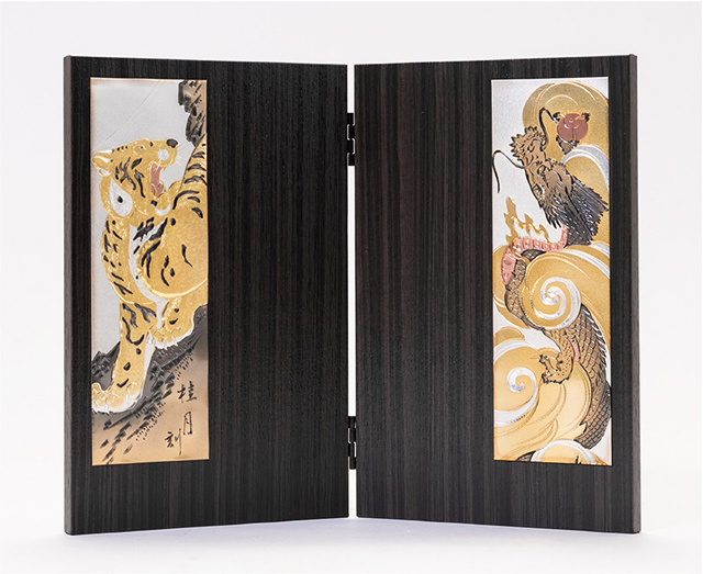 五月人形・ミニ兜収納飾り No519B 彫金竜虎屏風