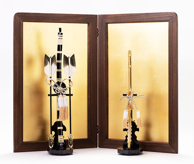 五月人形・国宝模写鎧兜櫛引八幡宮所蔵　国宝模写鎧飾り　褄取白糸威大鎧飾り　Ｎｏ３２１e 屏風と弓太刀