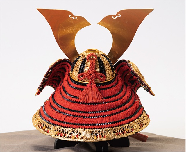 五月人形・奈良　春日大社所蔵　国宝模写　１０号 四分の一 『竹雀之兜』総金物之兜　焼桐衝立台飾り　兜の背面