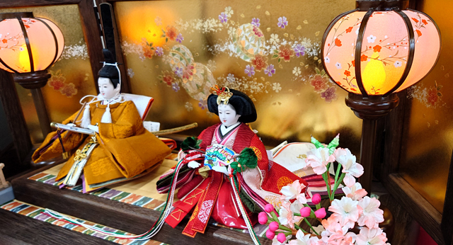 雛人形・京十二番焼桐平台親王飾りＮｏ１２０４　雪洞の灯りの金屏風に映るイメージ