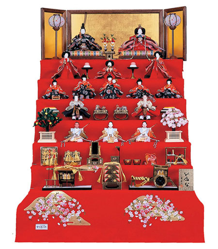 コンパクトな七段飾りの雛人形は人気商品です。