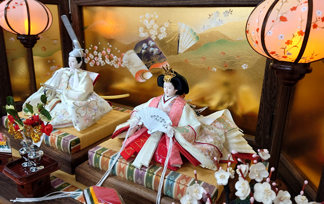 雛人形・京十一番親王焼桐平台親王飾りＮｏ１００５Ｃ　雪洞に灯りを点す