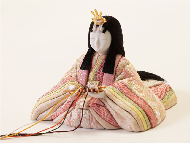 雛人形・木目込人形 真多呂作　親王平台飾り 煌球雛　Ｎｏ２５５１　女雛のお顔と衣装